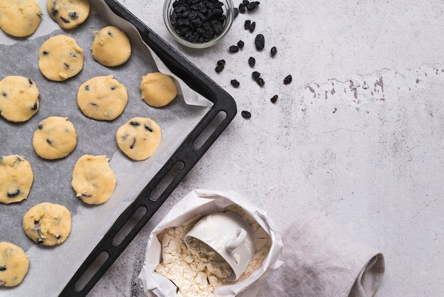 Selbst gemachte Plätzchen der Draufsicht auf einem Behälter