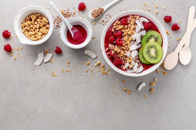 Selbst gemachte Smoothieschüssel gemacht mit Beeren