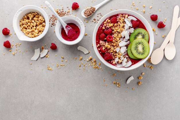 Selbst gemachte Smoothieschüssel gemacht mit Beeren