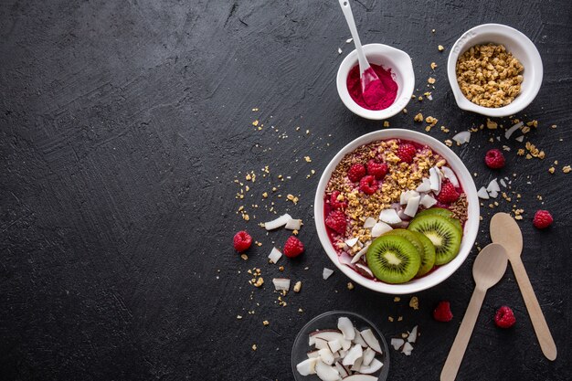 Selbst gemachte Smoothieschüssel gemacht mit Beeren