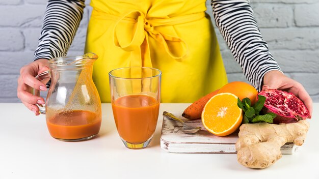 Selbst gemachte Smoothiezusammensetzung auf Tabelle