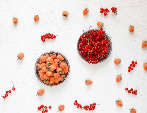 Selbst gemachte Sommerbeerenteertorte, verschiedene Beeren, goldene Himbeere, Brombeere, rote Johannisbeere, Himbeere und Schwarze Johannisbeere, Draufsicht