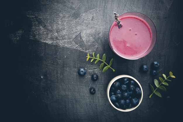 Selbst gemachter Blaubeerensmoothie