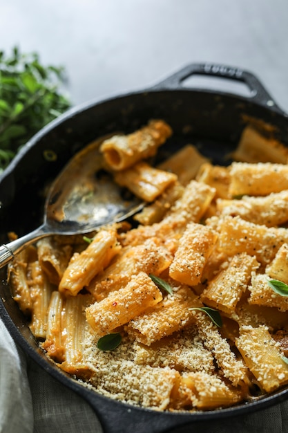 Selbst gemachter gebackener veganer Mac n Käse