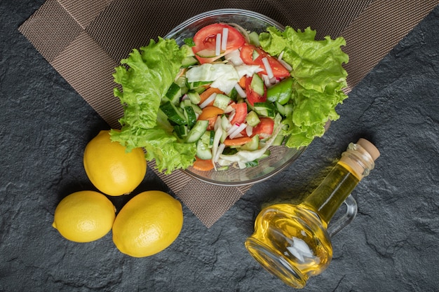 Kostenloses Foto selbst gemachter gemischter salat auf tisch zum mittagessen auf schwarzem hintergrund. hochwertiges foto