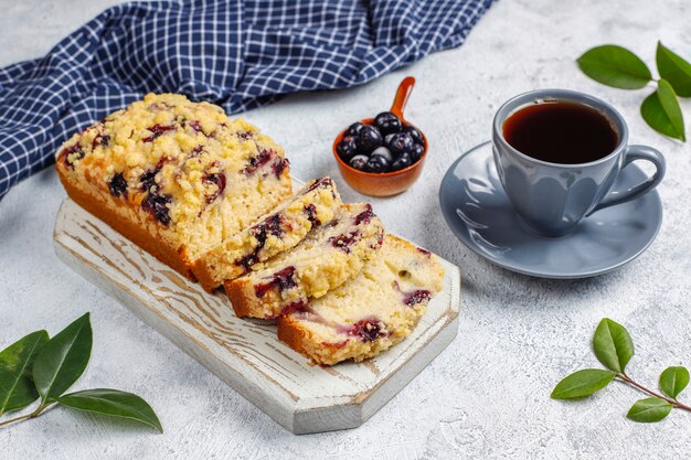 Selbst gemachter köstlicher Blaubeer-Streuselkuchen mit gefrorenen Blaubeeren, Draufsicht