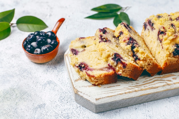 Selbst gemachter köstlicher Blaubeerstreuselkuchen mit gefrorenen Blaubeeren, Draufsicht