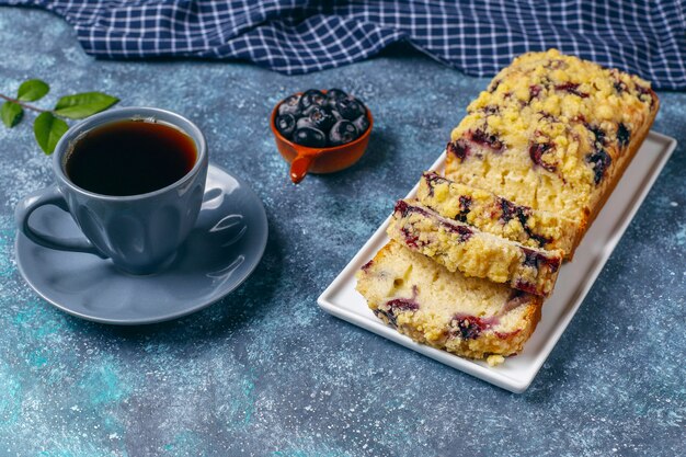 Selbst gemachter köstlicher Blaubeerstreuselkuchen mit gefrorenen Blaubeeren, Draufsicht