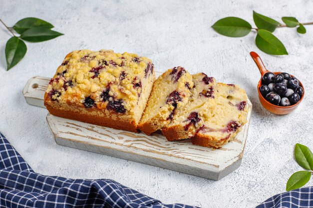 Selbst gemachter köstlicher Heidelbeer-Streuselkuchen mit gefrorenen Blaubeeren, Draufsicht