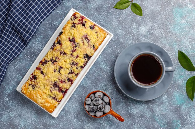 Selbst gemachter köstlicher Heidelbeer-Streuselkuchen mit gefrorenen Blaubeeren