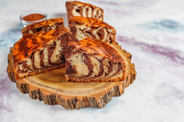 Selbst gemachter köstlicher Zebramarmorkuchen.