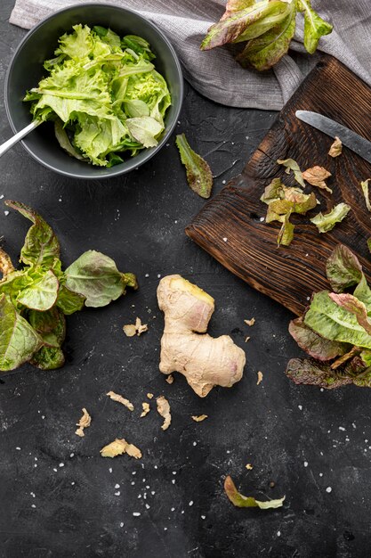 Selbst gemachter Salat auf dunklem Hintergrund