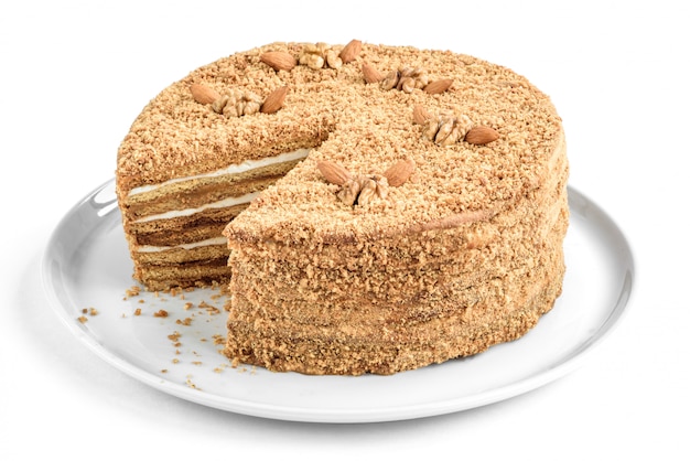 Eine Tasse Kaffee Mit Zwei Zuckerstucken Auf Einer Untertasse Und Daneben Ein Stuck Karottenkuchen Auf Einem Weissen Teller Bedeckt Mit Karamell Und Oben Mit Nussen Dekoriert Im Hintergrund Ein Kuchen Und Ein Eine Tasse Kaffee Mit Zwei Zuckerstucken Auf Einer Untertasse Und Daneben Ein Stuck Karottenkuchen Auf Einem Weissen Teller Bedeckt Mit Karamell Und Oben Mit Nussen Dekoriert Im Hintergrund Ein Kuchen Und Ein