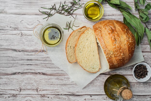 Selbst gemachtes Brot der Draufsicht auf dem Tisch