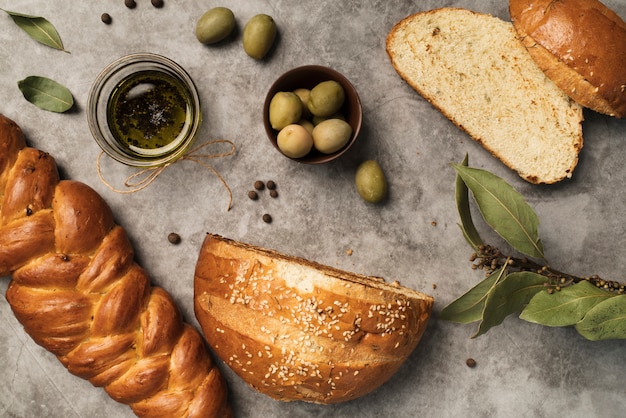 Selbst gemachtes Brot der Draufsicht mit Oliven