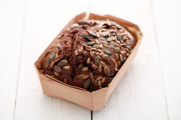 Selbst gemachtes Brot mit Körnern in einem Kasten