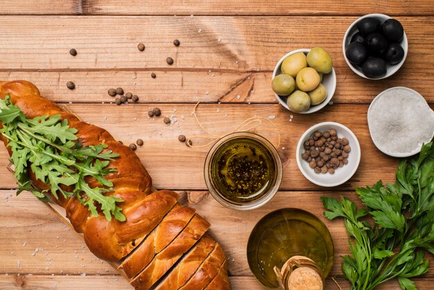 Selbst gemachtes Brot und Oliven der Draufsicht auf dem Tisch