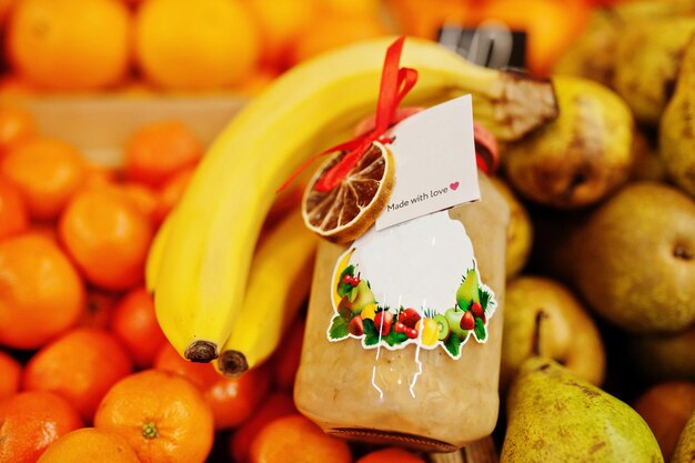 Selbst gemachtes Glas mit Bananen im Regal eines Supermarkts oder Lebensmittelgeschäfts Mit Liebe gemacht