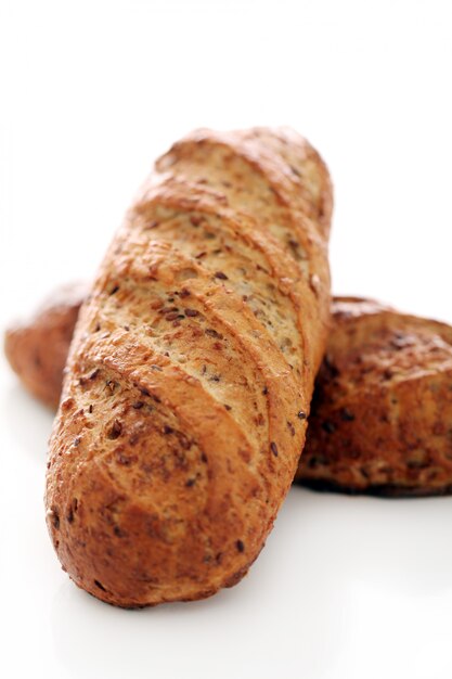 Selbst gemachtes knuspriges Brot mit Körnern