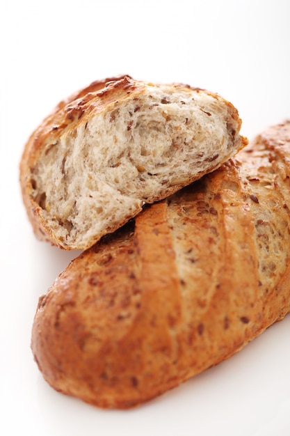 Selbst gemachtes knuspriges Brot mit Körnern