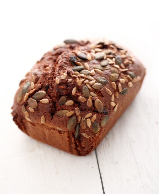 Selbst gemachtes knuspriges Brot mit Körnern