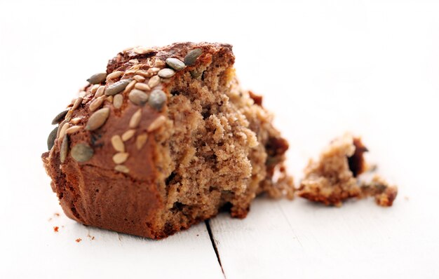 Selbst gemachtes knuspriges Brot mit Körnern