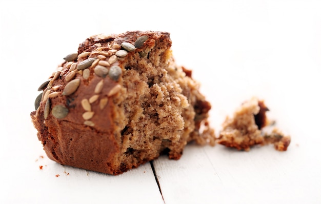 Selbst gemachtes knuspriges Brot mit Körnern