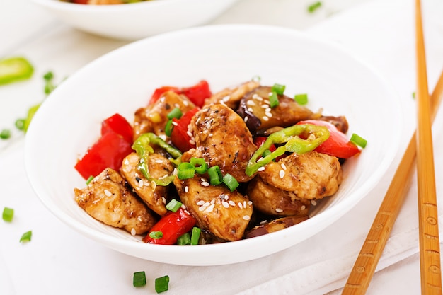 Selbst gemachtes Kung-Pao-Huhn mit Paprika und Gemüse. Chinesisches Essen. Pfannenrühren.