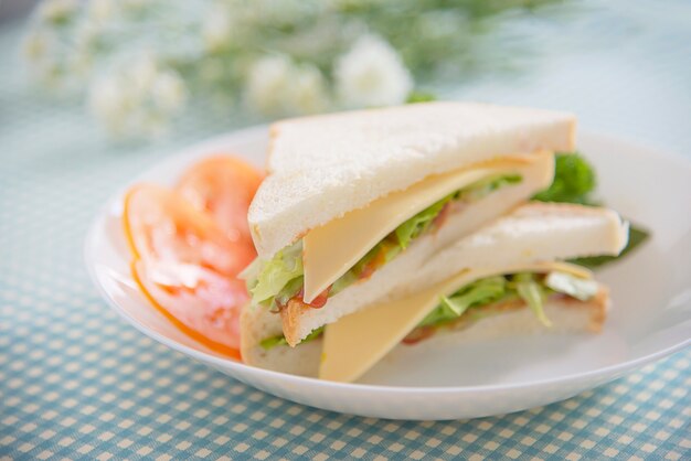 Selbst gemachtes sanwich Frühstück stellte auf eine Tabelle ein - gesetztes Konzept des Schnellimbissmorgens