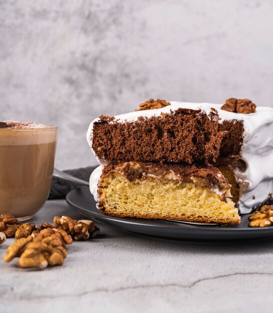 Selbst gemachtes Stück Kuchen der Nahaufnahme auf einer Platte