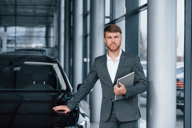 Selbstbewusster Blick. Moderner stilvoller bärtiger Geschäftsmann in der Automobillimousine