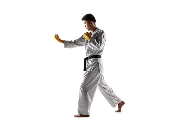 Selbstbewusster koreanischer Mann im Kimono, der Nahkampf, Kampfkunst praktiziert