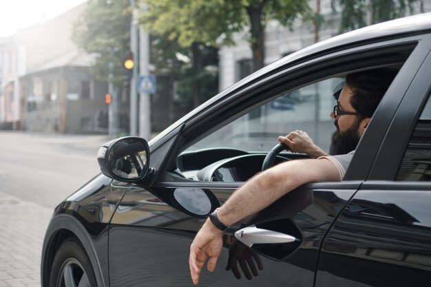 Selbstbewusster Mann, der ein Auto fährt