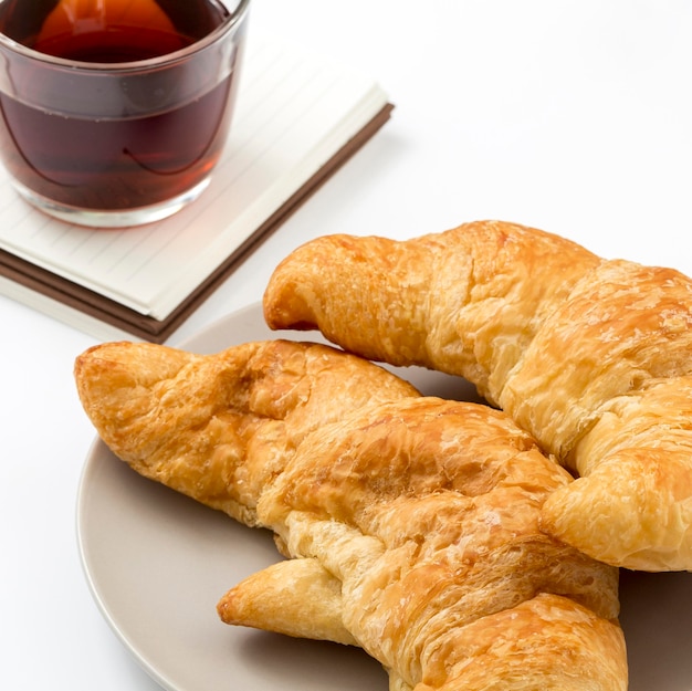 Selbstgemachte Croissants der Nahaufnahme auf einem Teller