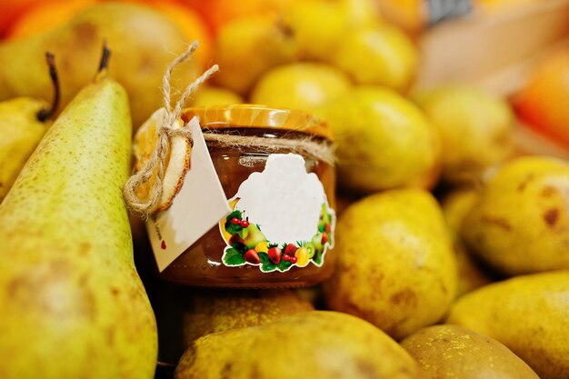 Selbstgemachtes Glas mit Pfeilern im Regal eines Supermarkts oder Lebensmittelgeschäfts Mit Liebe gemacht