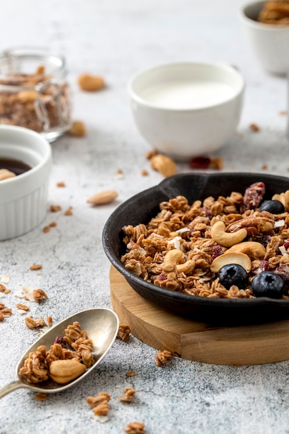 Selbstgemachtes Müsli aus der Nähe mit Blaubeeren