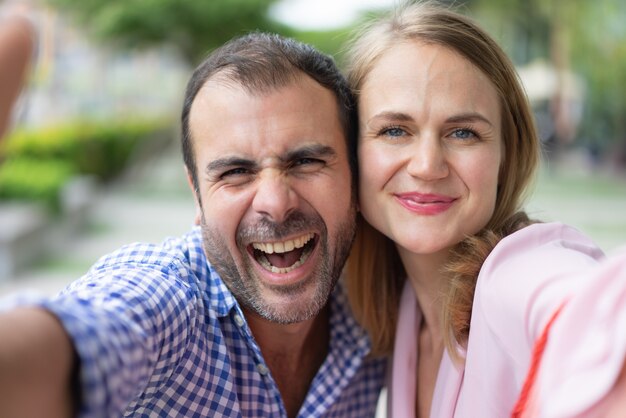 Selbstporträt im Freien von glücklichen modernen Paaren in der Liebe.