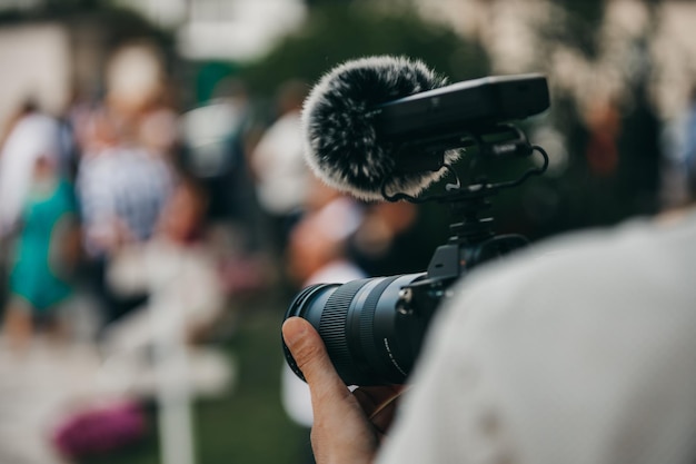 Selektiv einer Kamera in der Hand eines Fotografen