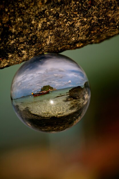 Selektiv fokussierte Aufnahme des Strandes auf Koh Lipe in einer Glaskugel