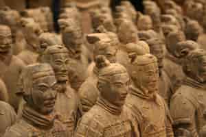 Kostenloses Foto selektive aufnahme der kriegerskulpturen der terrakotta-armee