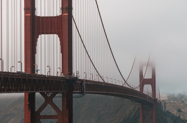 Selektive Fokusaufnahme der Golden Gate Bridge im Nebel in San Francisco, Kalifornien, USA