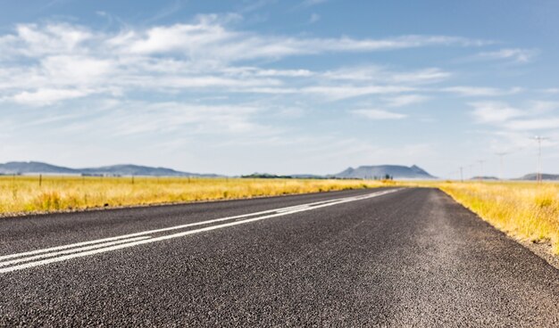 Selektive Fokusaufnahme einer Asphaltstraße in einer ländlichen Gegend