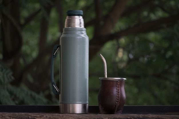 Selektive Fokusaufnahme einer Thermoskanne mit Tasse