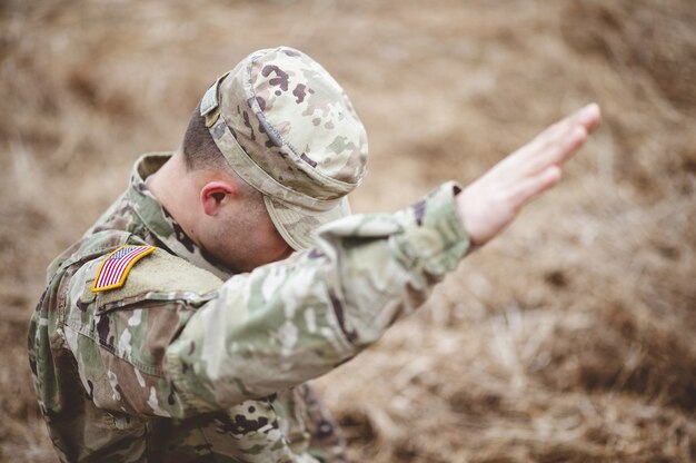Selektive Fokusaufnahme eines amerikanischen Soldaten mit erhobener Hand