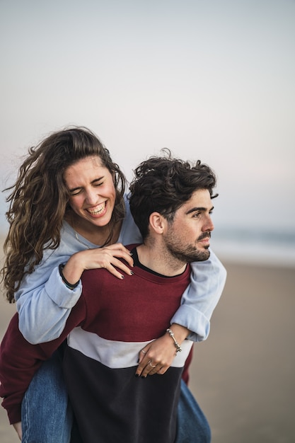 Selektive Fokusaufnahme eines glücklichen kaukasischen Paares aus Spanien am Strand