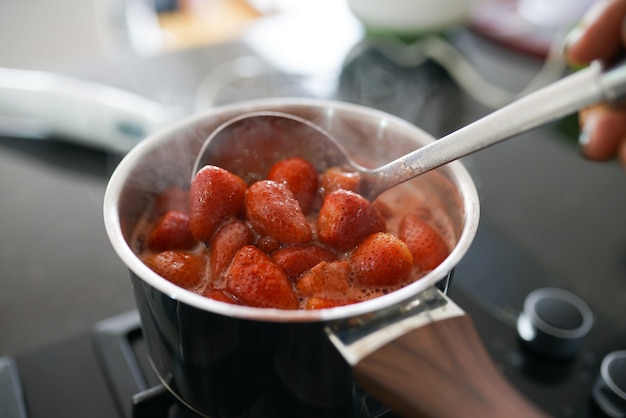 Selektive Fokusaufnahme von kochenden Erdbeeren