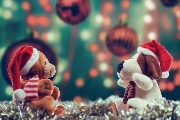 Selektive Fokusaufnahme von Puppen mit Weihnachtsmotiven