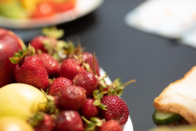 Selektiver Fokus auf köstliche Erdbeeren, die auf dem Teller serviert werden