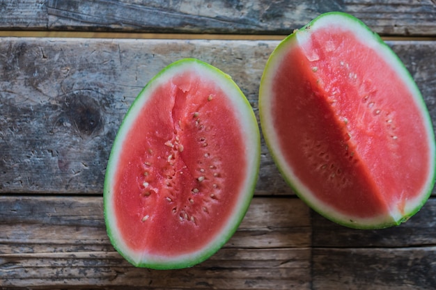 Selektiver Fokusschuss der Nahaufnahme von geschnittenen Wassermelonenstücken