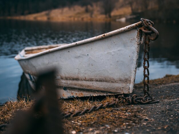 Selektiver Fokusschuss eines alten Bootes auf dem Wasser